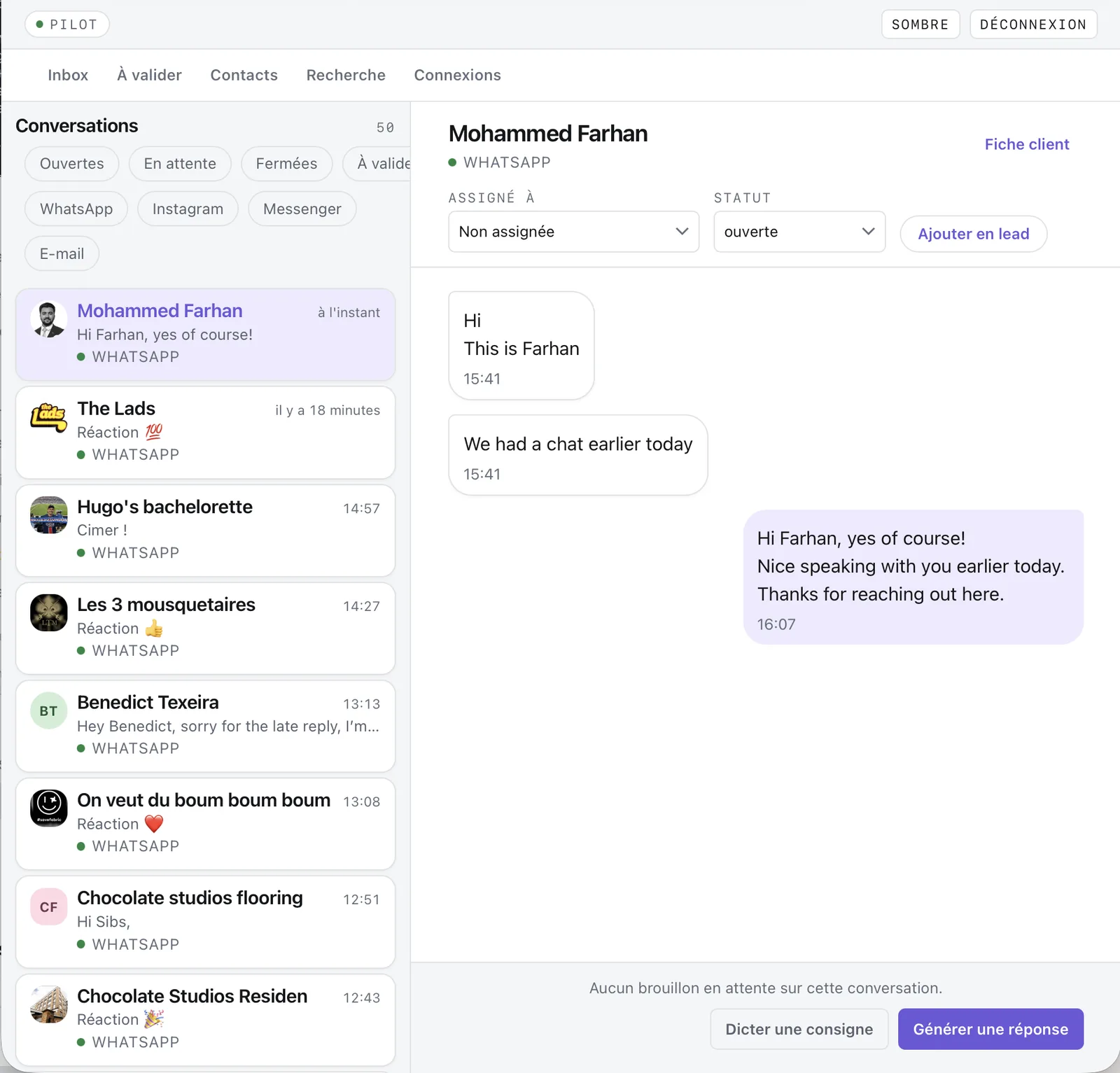 A unified inbox: conversations from WhatsApp, Instagram, Messenger and e-mail in one list, with filters for open, waiting, closed and awaiting approval; on the right the selected thread, its assignee, its status, a button to turn the contact into a lead, and the line saying no draft is pending on it.